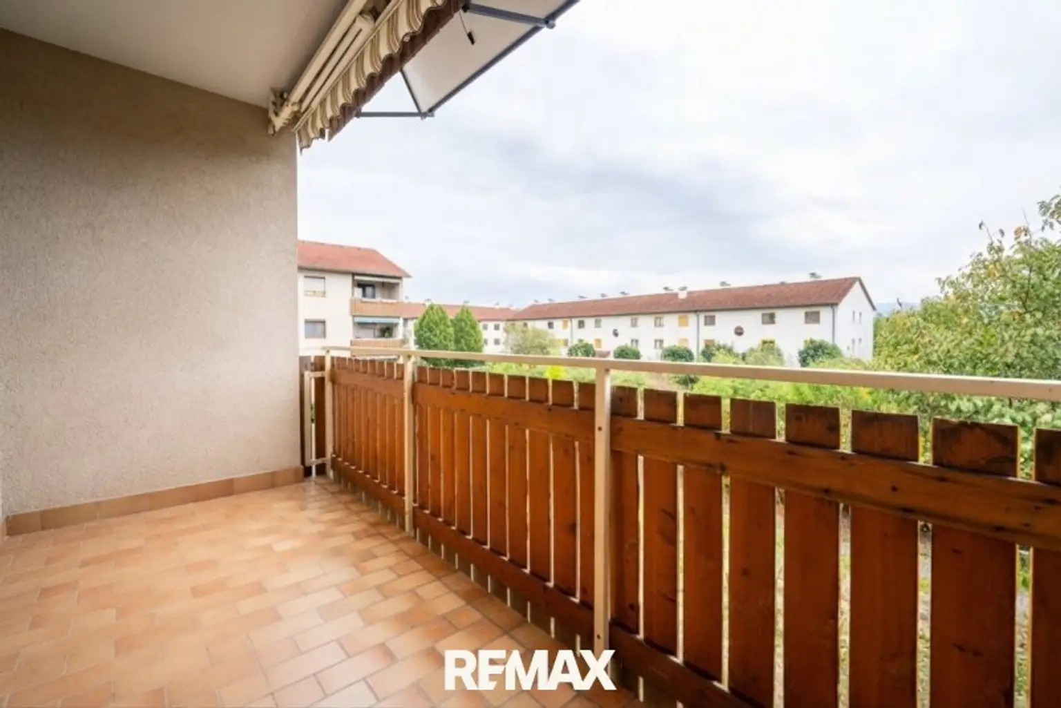 Loggia (über das Wohnzimmer zugänglich)