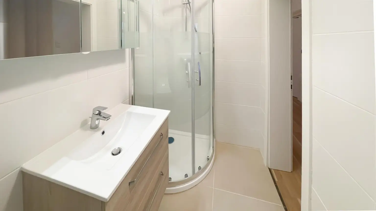 3 Zimmer mit Balkon, komplett neues Bad und WC