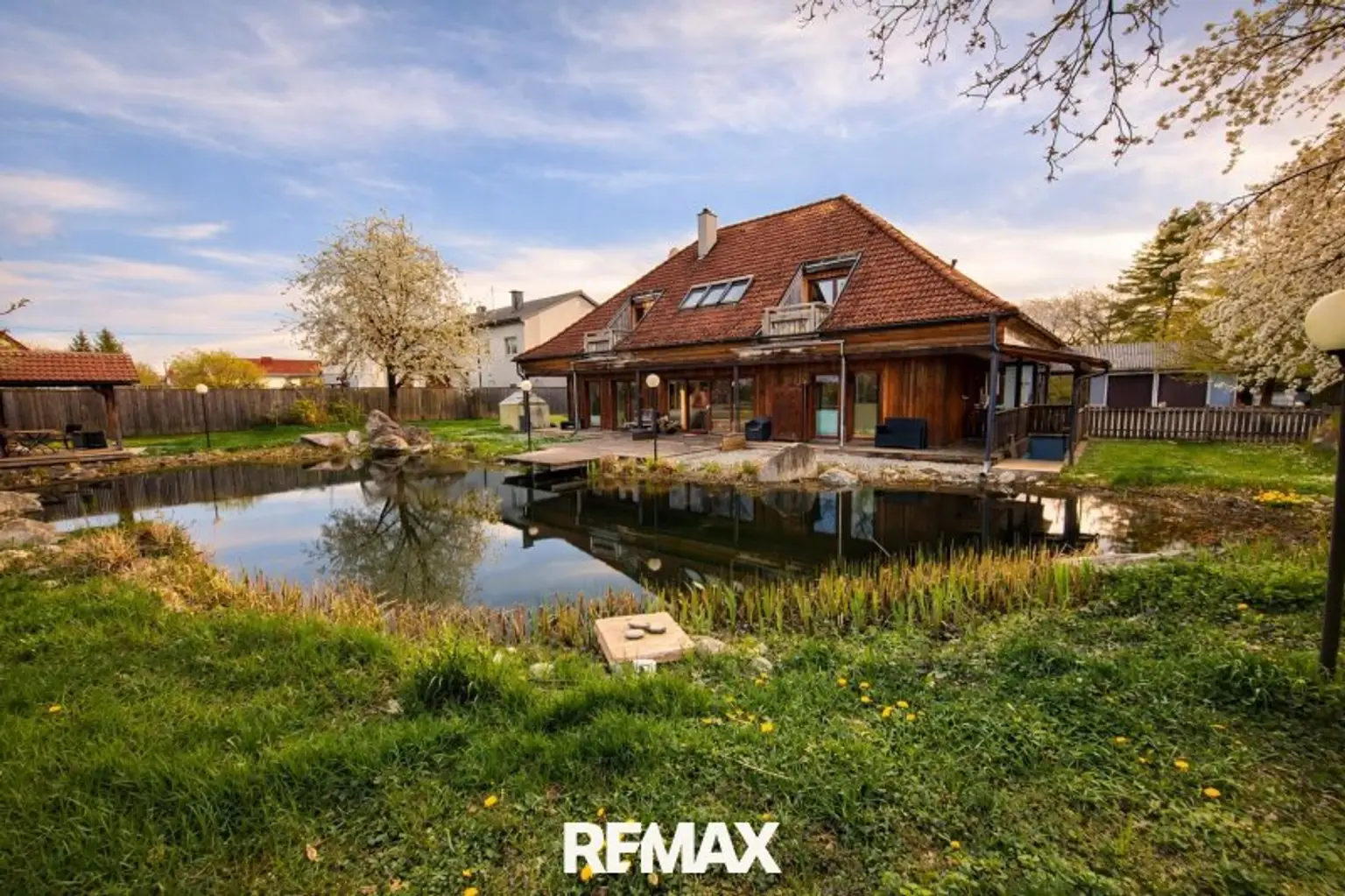 Naturbadeteich mit Villa