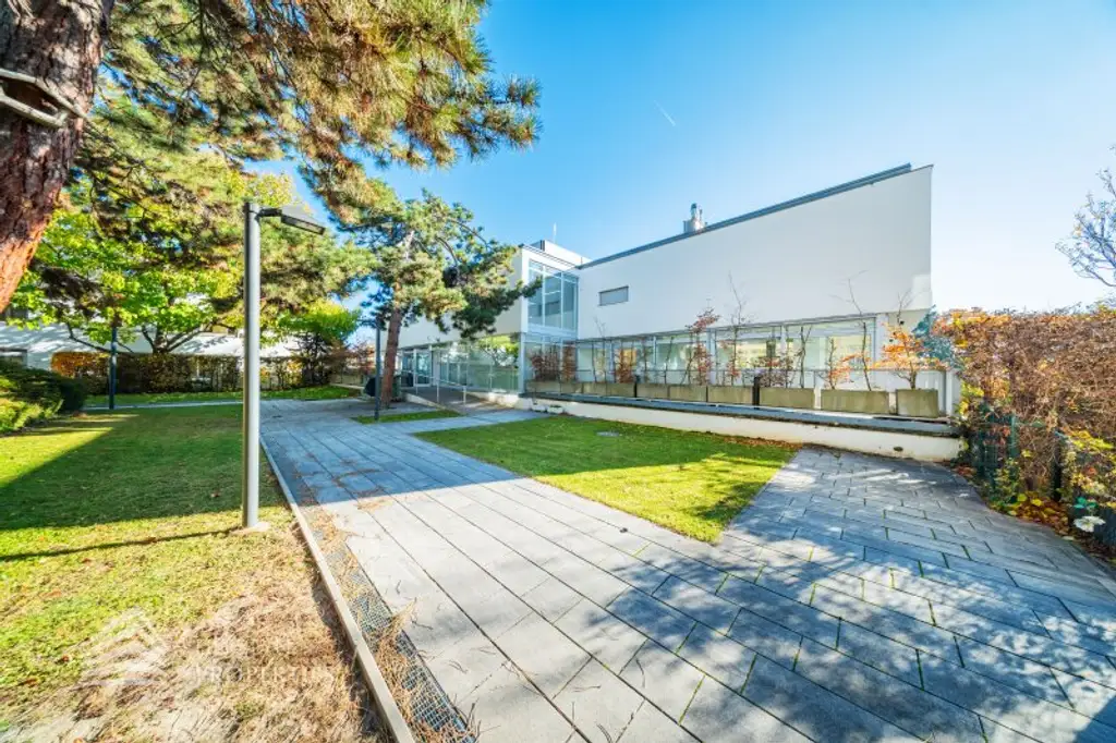 Wunderschöne 5 - Zimmer Wohnung mit Terrasse und Garten