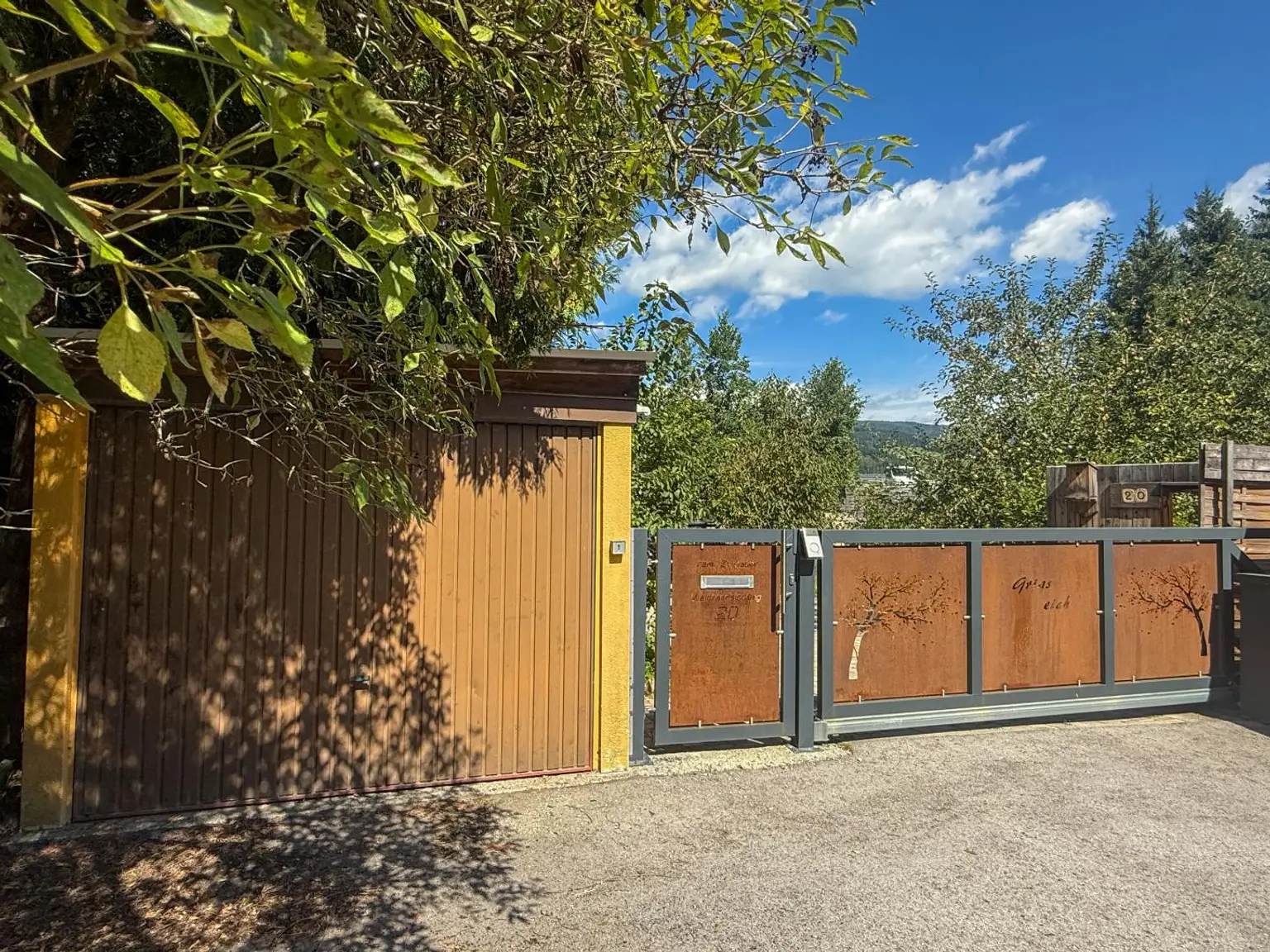 *** kleines gemütliches, möbliertes Häuschen mit Gartenparadies in der Waldrandsiedlung, mit Photovoltaik, Brunnen, Sauna, Garage, Carport,….. ***