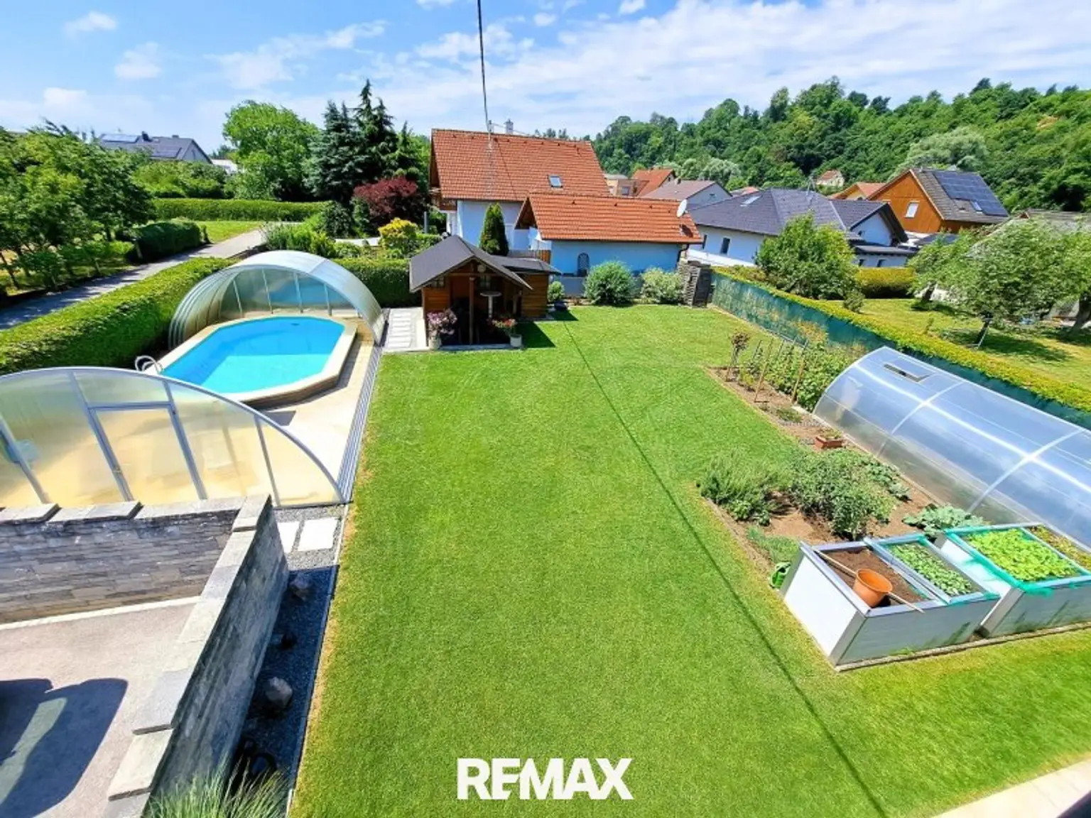 Garten mit Pool. Poolhaus und Hochbeete