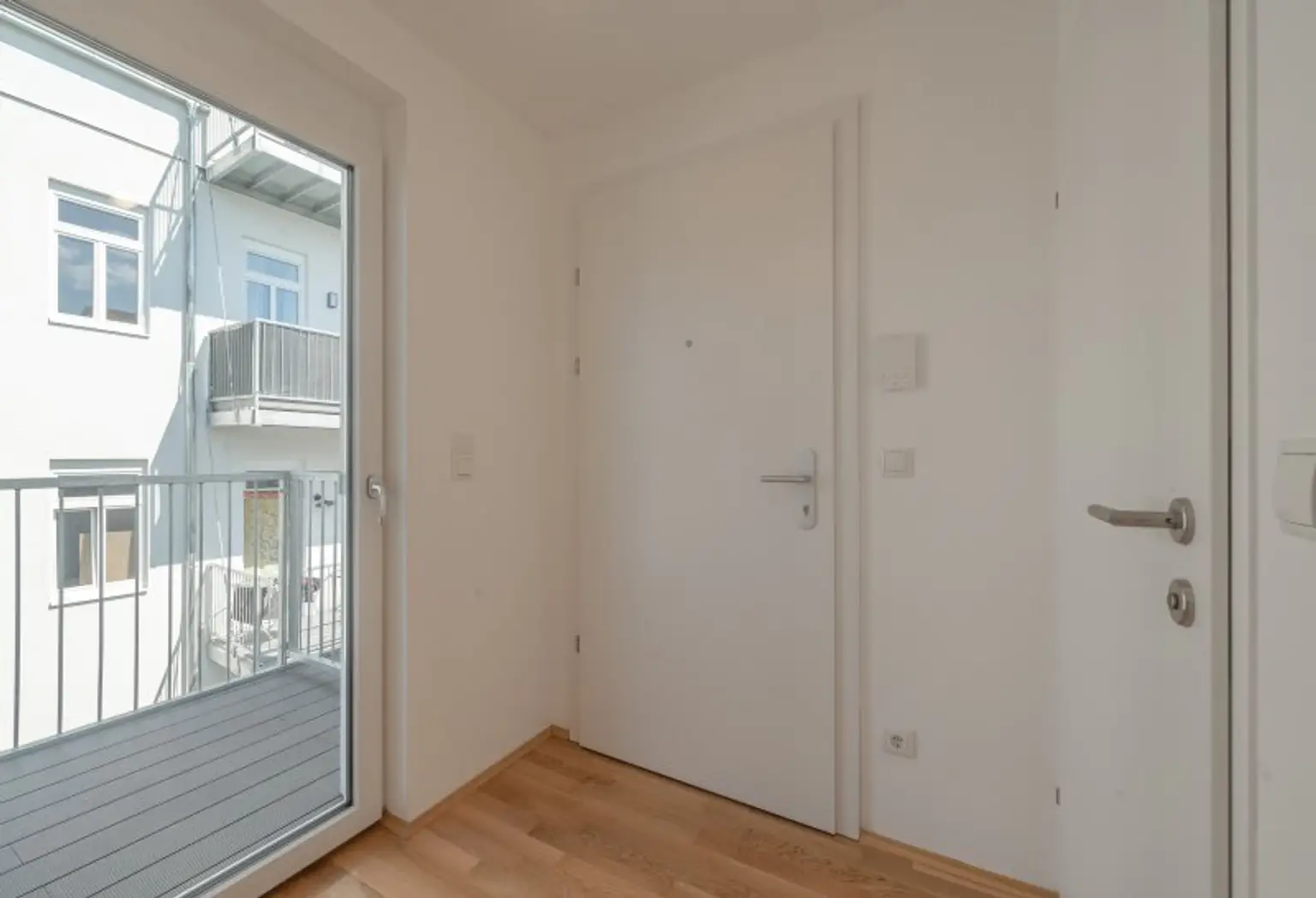 ++NEU++ Hochwertige 2-Zimmer DG-Wohnung mit zwei Balkonen, Ruhelage im Hof!