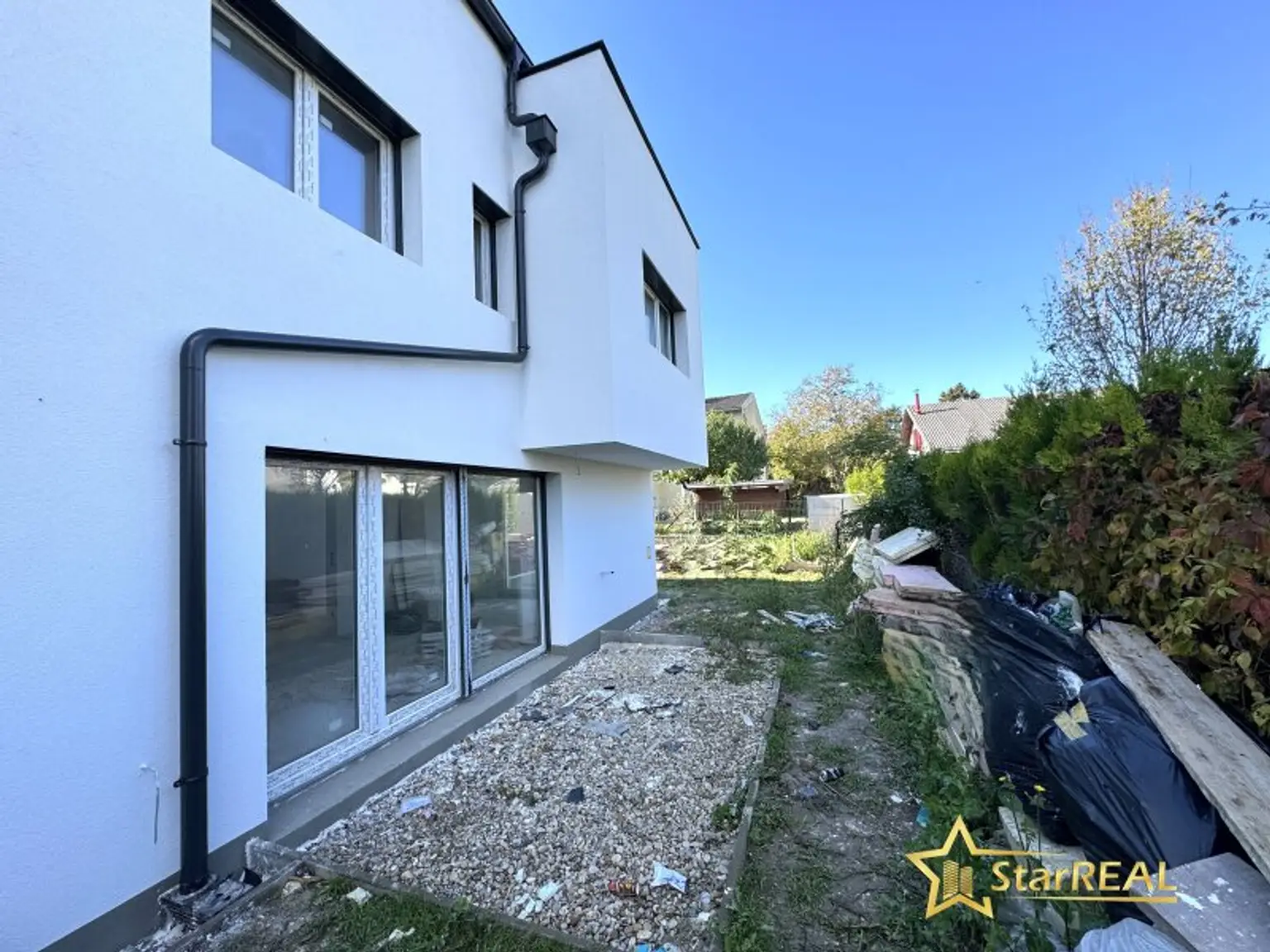 NOCH 1 EINZELHAUS (SCHLÜSSELFERTIG) FREI! 5 ZIMMER/ 3 BADEZIMMER/ 3 TOILETTEN. INKLUSIVE STELLPLATZ.