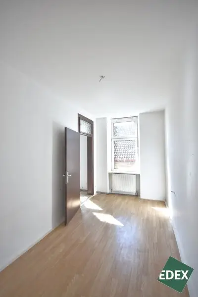 Altbau mit Charme – lichtdurchflutete Wohnung zum Sanieren