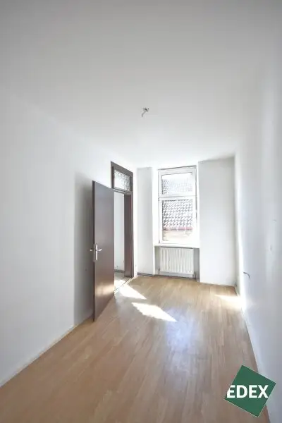 Altbau mit Charme – lichtdurchflutete Wohnung zum Sanieren