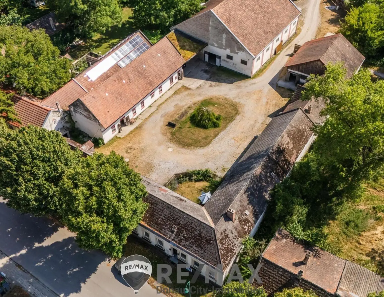 "Großzügiges Grundstück mit Pferdehof und sanierungsbedürftigem Haus - nur Minuten von Wien entfernt"
