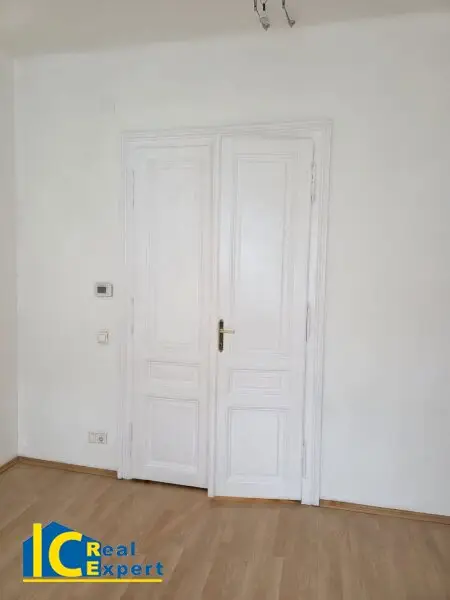 Frisch gestrichene Flügeltüren