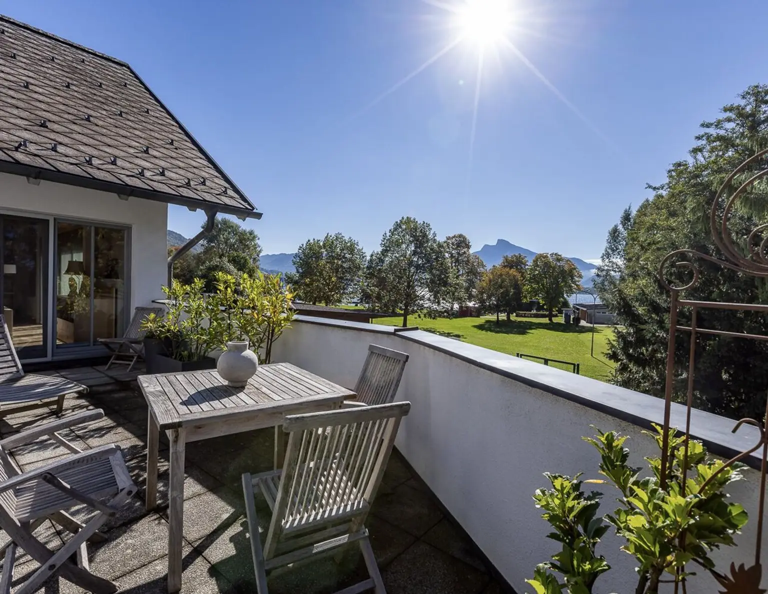 PREMIUM Wohnen am Mondsee - Seenähe - Haus im Haus - 270 m² Wohnfläche, Wintergarten, Eigengarten und Garage
