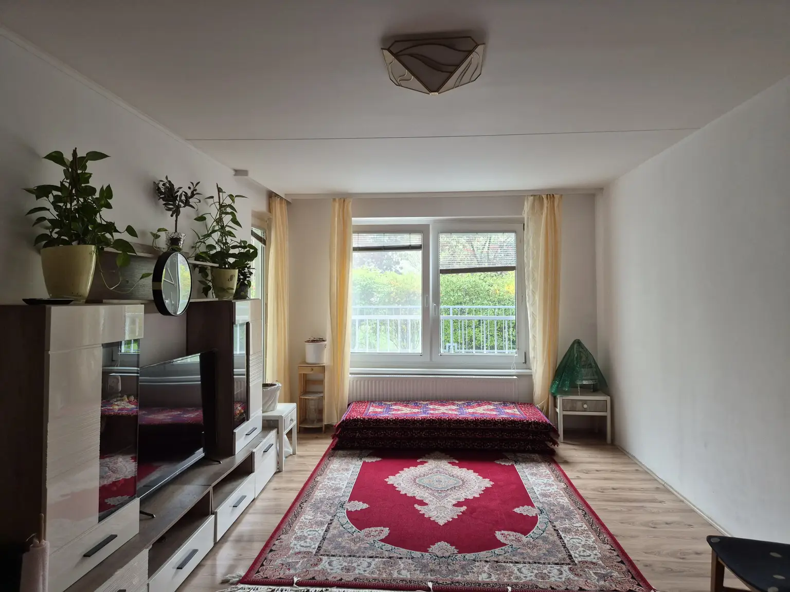 Wohnzimmer mit Ausgang auf Loggia