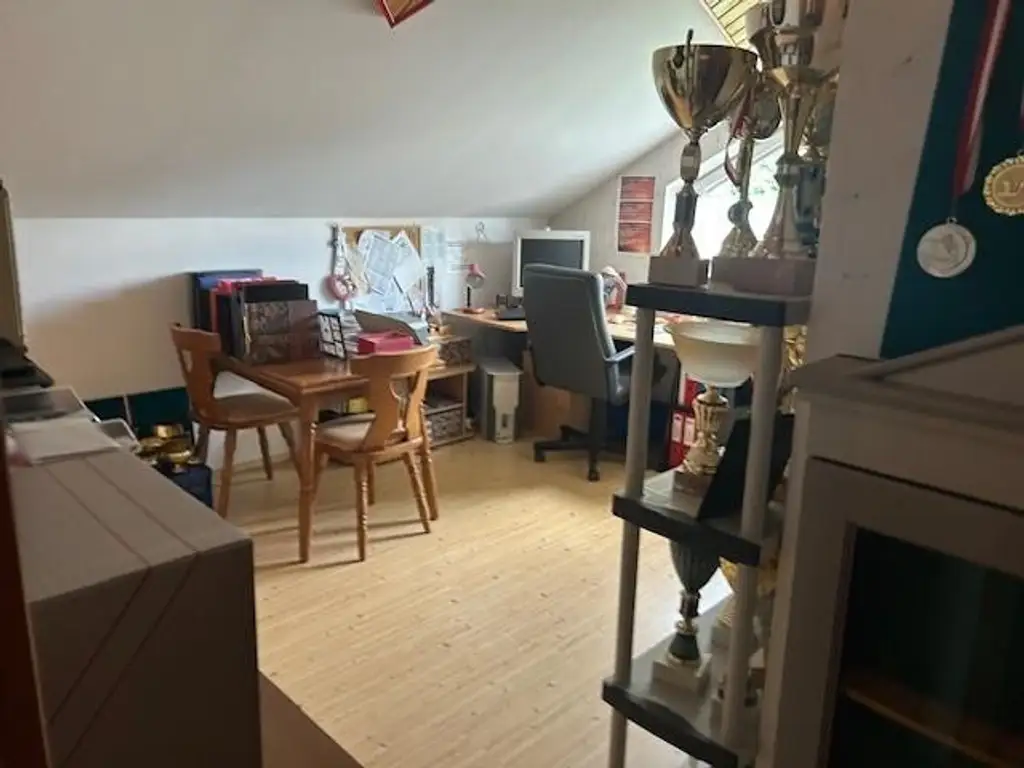 2 bis 3 Familienhaus mit Vollkeller,    mit  4 Garagen, Brunnen und Werkstatt  - sehr viel Wohnraum- 4 Bäder