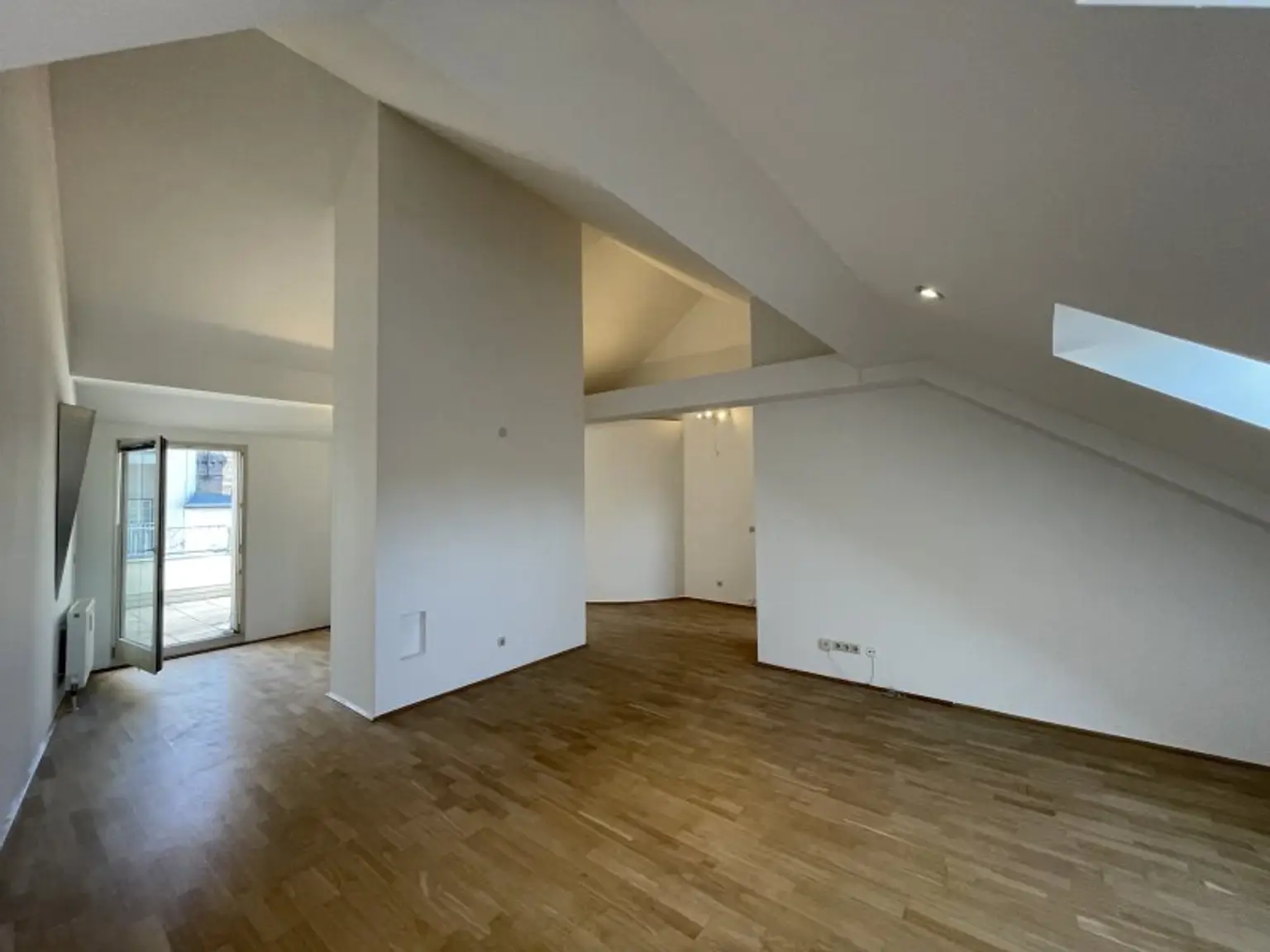 SANIERTE LUFTIGE DACHGESCHOSSWOHNUNG MIT BALKON - U4-NÄHE