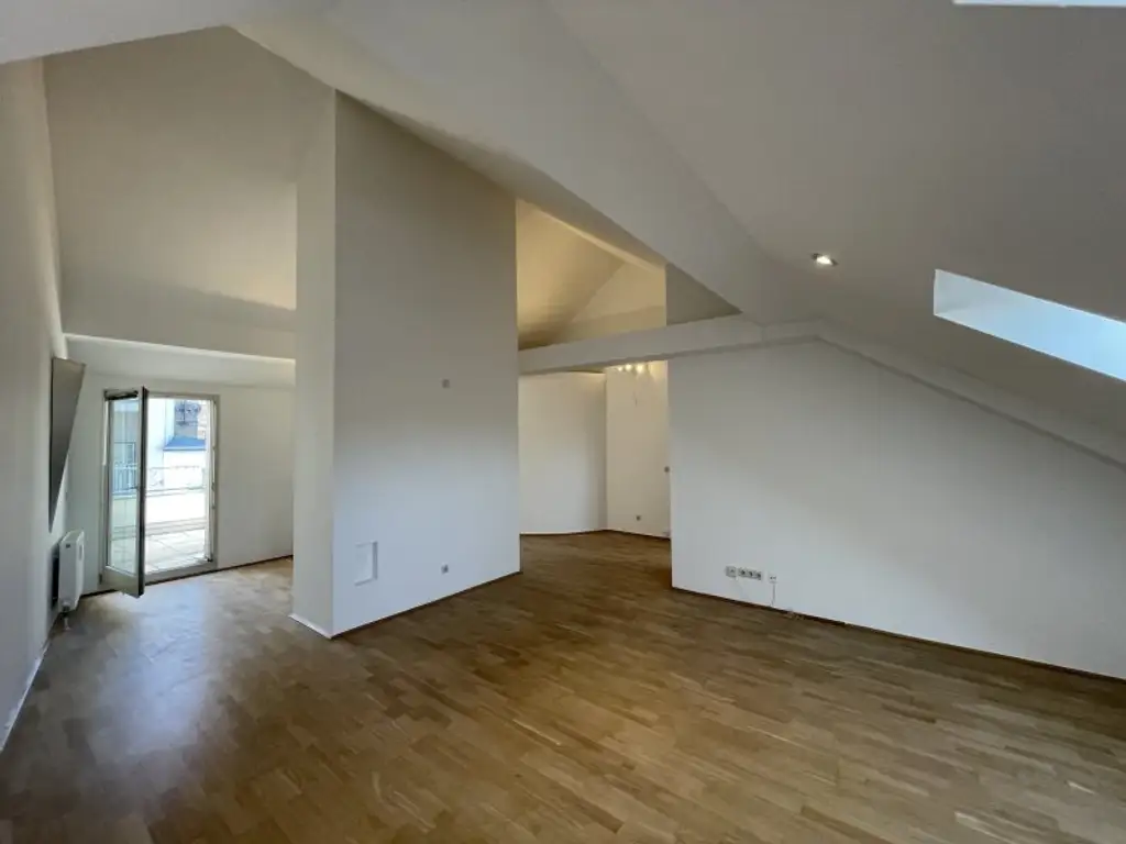 SANIERTE LUFTIGE DACHGESCHOSSWOHNUNG MIT BALKON - U4-NÄHE