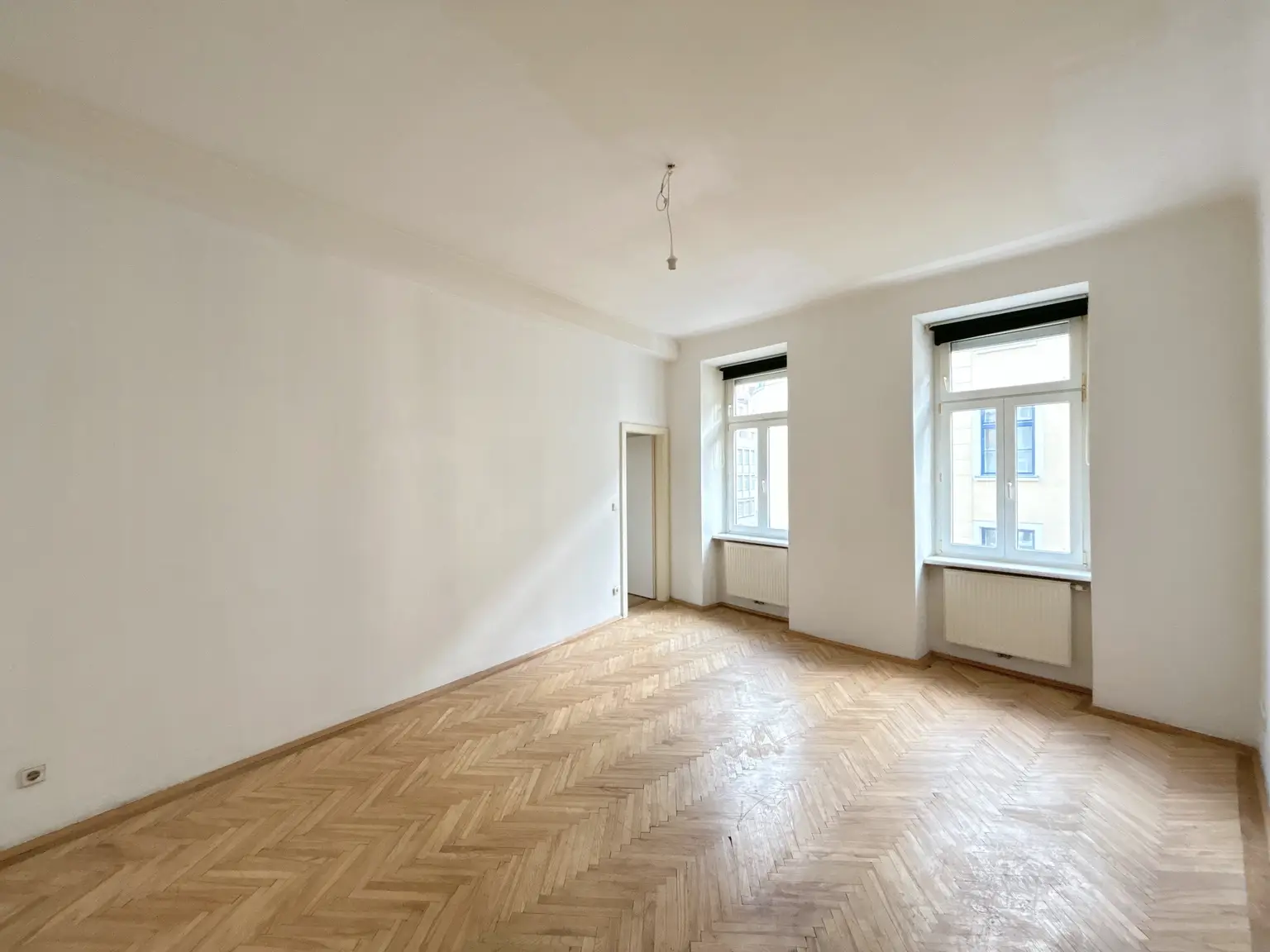 Helle 2 1/2 Zimmer, 2.Stock in Stilaltbau, U 3 Kardinal Naglplatz