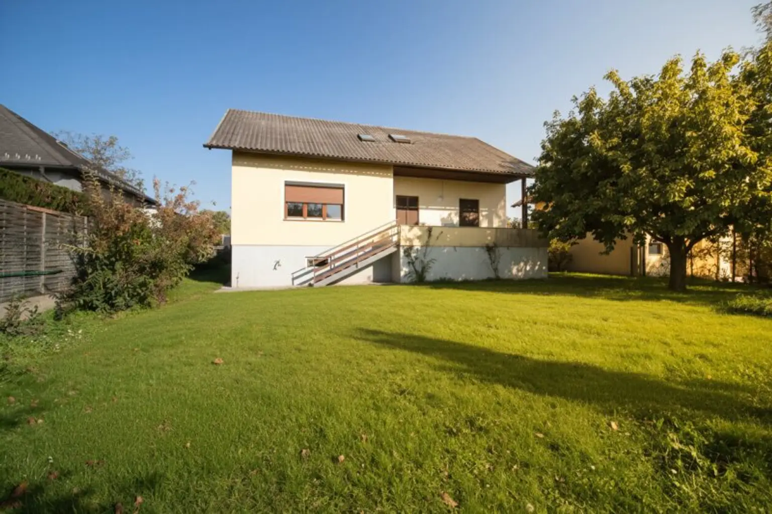 Blick vom Garten zum Haus