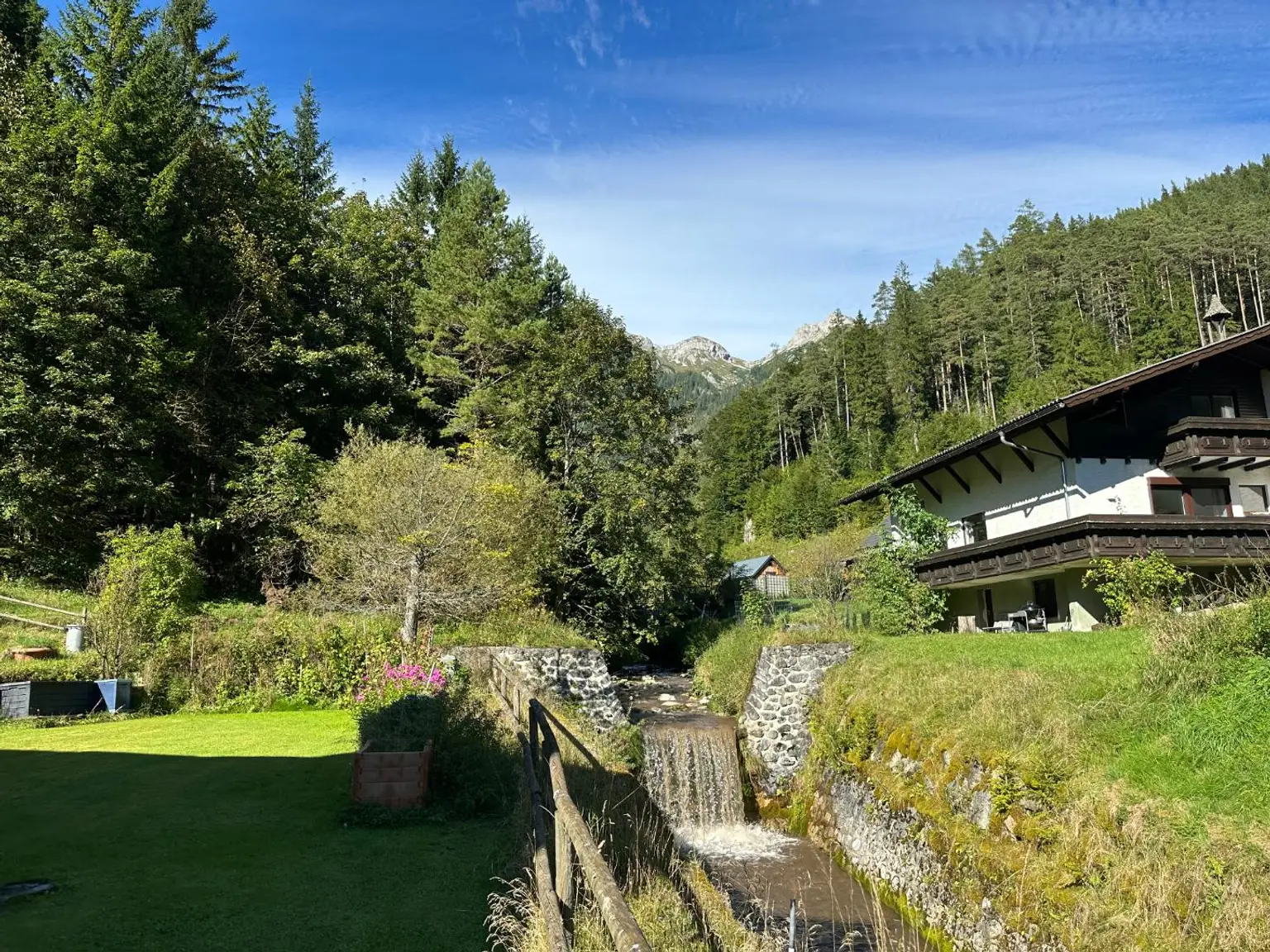 ***Idyllisches Ein- bis Zweifamilienhaus – Natur pur und sofort beziehbar !***