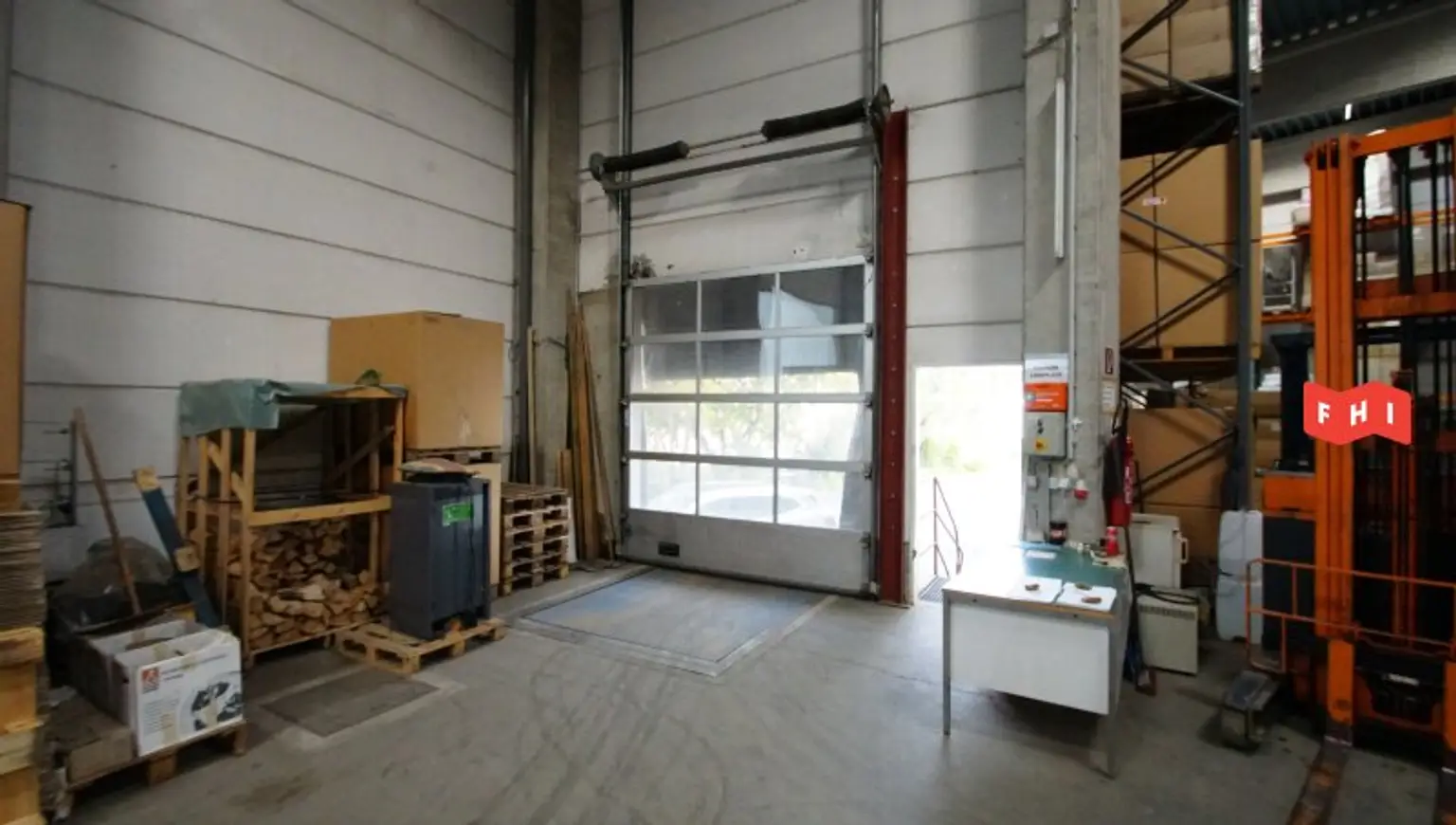 Logistikfläche***2 Hallen***30 Stellplätze***Ausbaupotential***