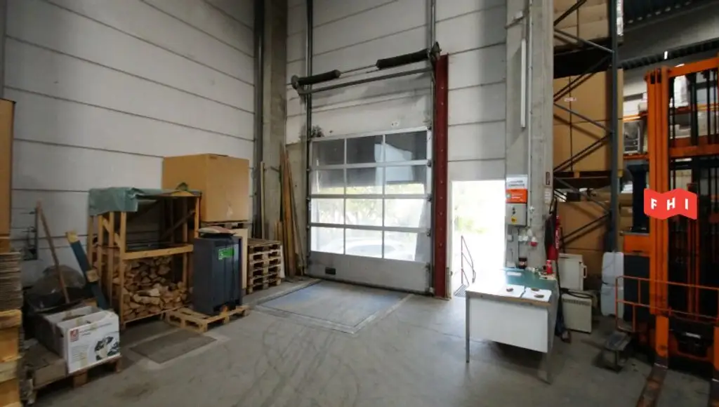 Logistikfläche***2 Hallen***30 Stellplätze***Ausbaupotential***