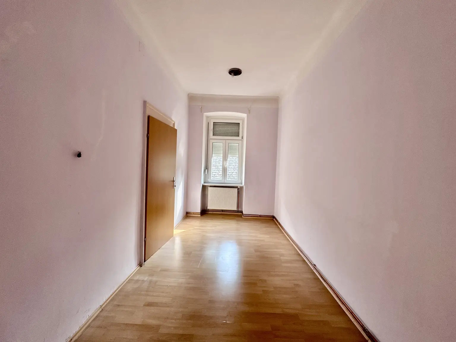 3 ZIMMER ALTBAUWOHNUNG IN SEHR GUTER INFRASTRUKTUR