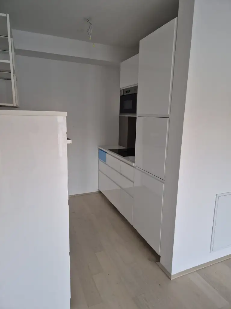 Moderne Stadtwohnung im 6. Stock mit Balkon – Erstbezug