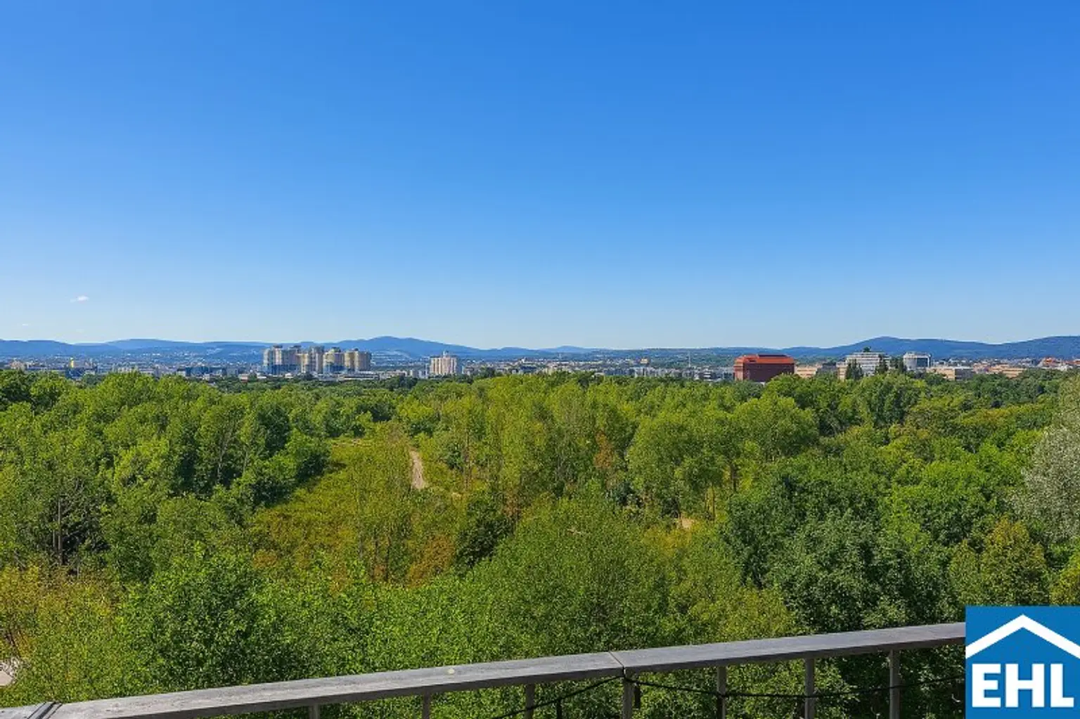 2-Zimmer-Wohnung mit traumhaften Blick ins Grüne und Pool!