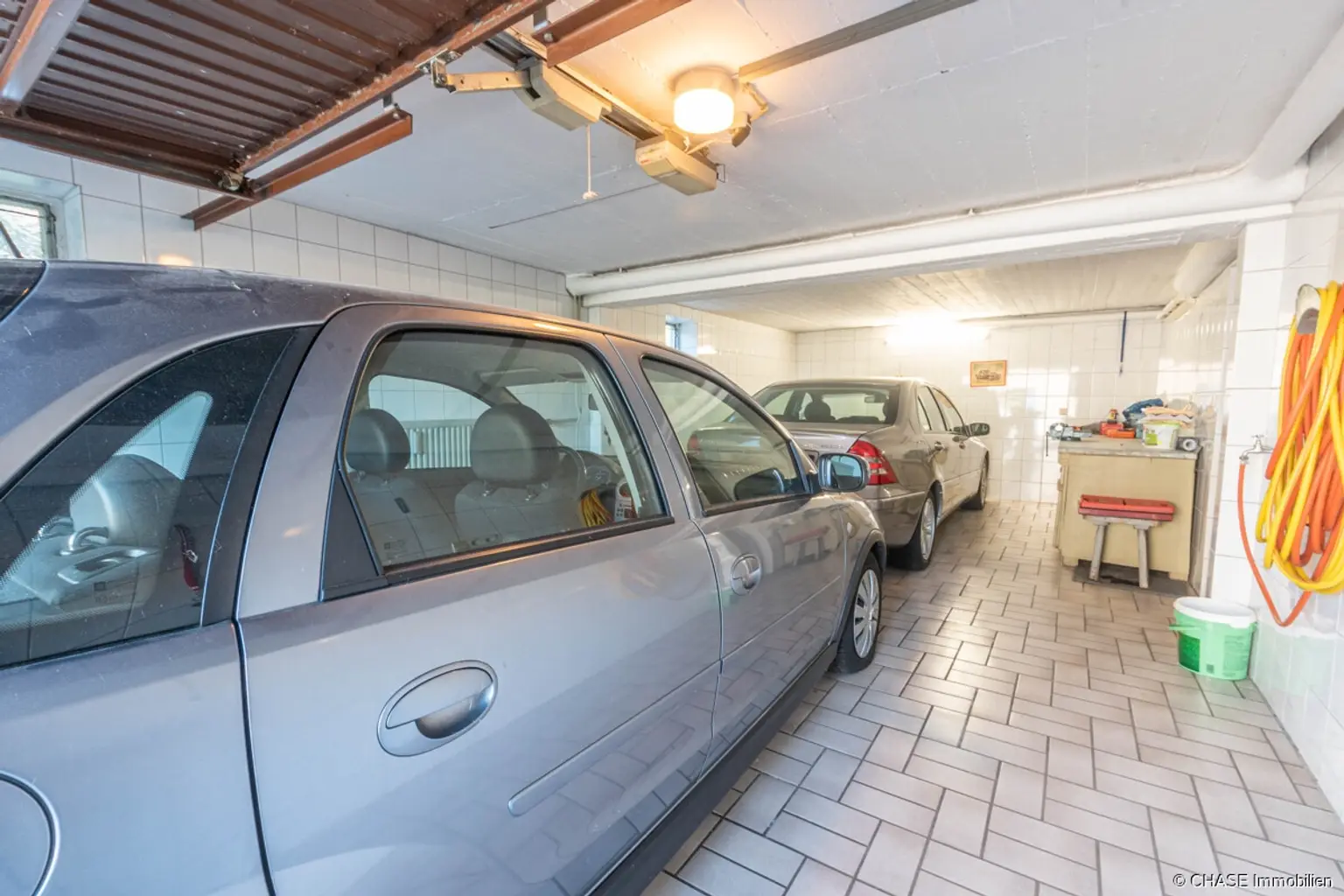 Garage mit direktem Zugang Keller