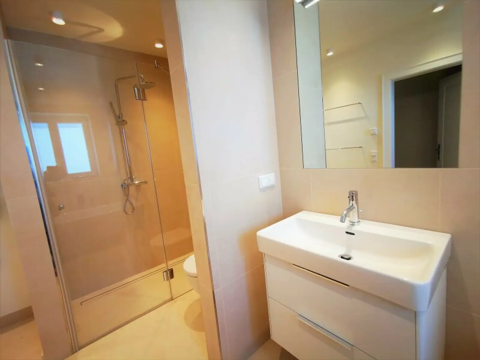 URANIA: 3 Zimmer mit hofseitiger Terrasse in Ruhelage: Luxus pur in Citynähe