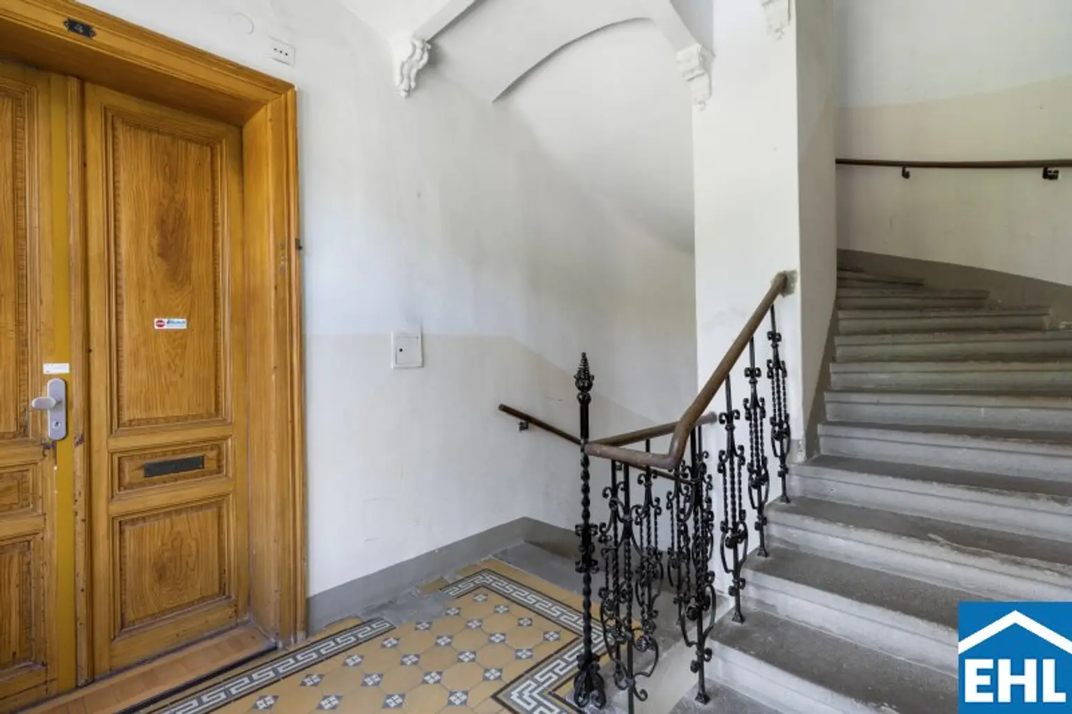 Zinshaus mit gegliederter Fassade und Entwicklungspotential