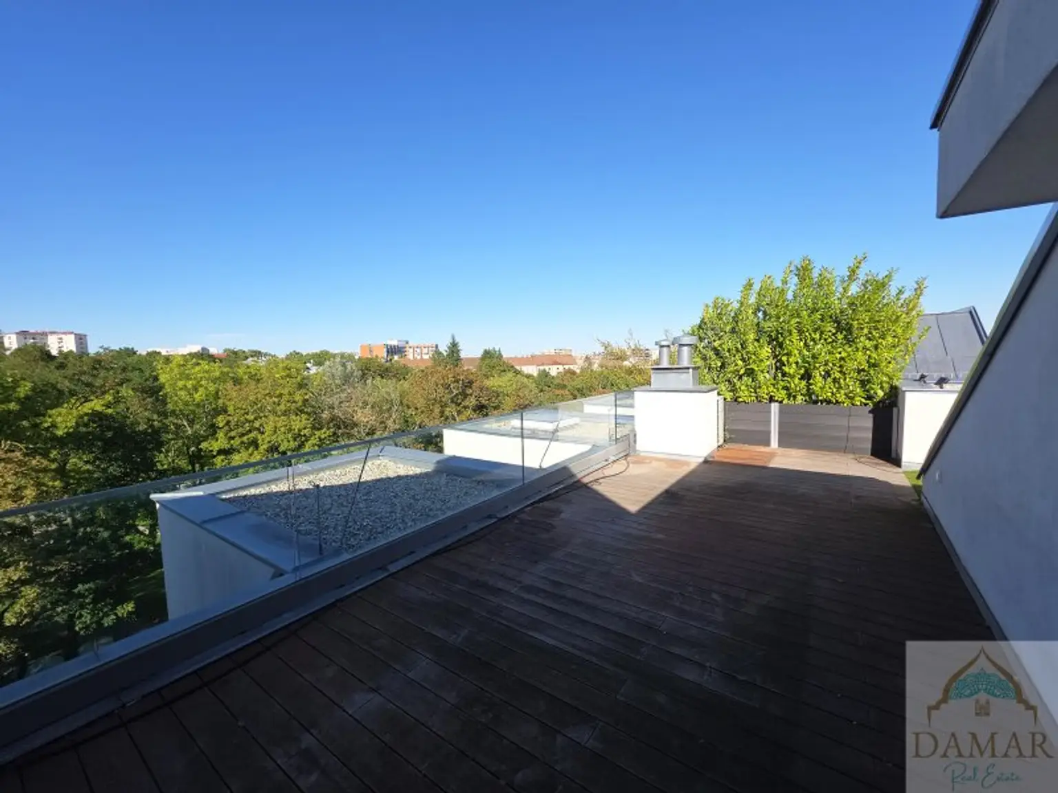 Den Arbeitsalltag im eigenen Whirlpool auf der riesigen Dachterrasse vergessen und die Seele baumeln lassen!