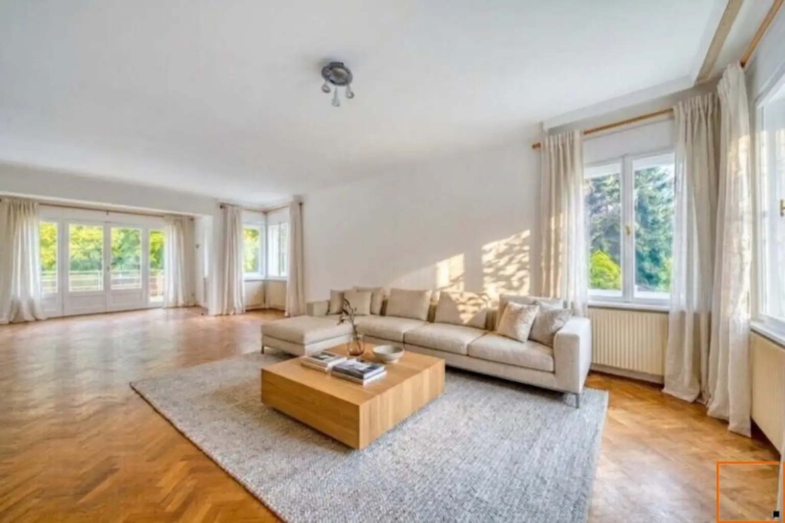 Salon staged