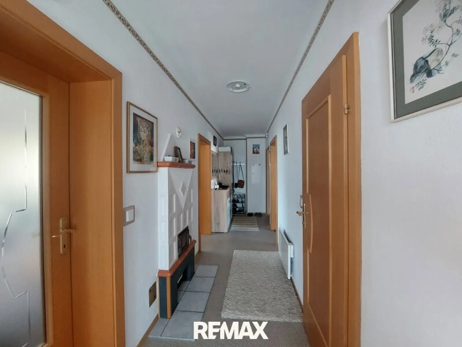 Vorzimmerblick vom Badezimmer aus in die Wohnung