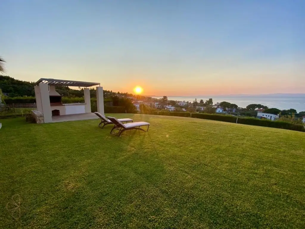 Pefkochori – Stilvolle Maisonette auf großem Grundstück nur wenige Schritte vom Strand