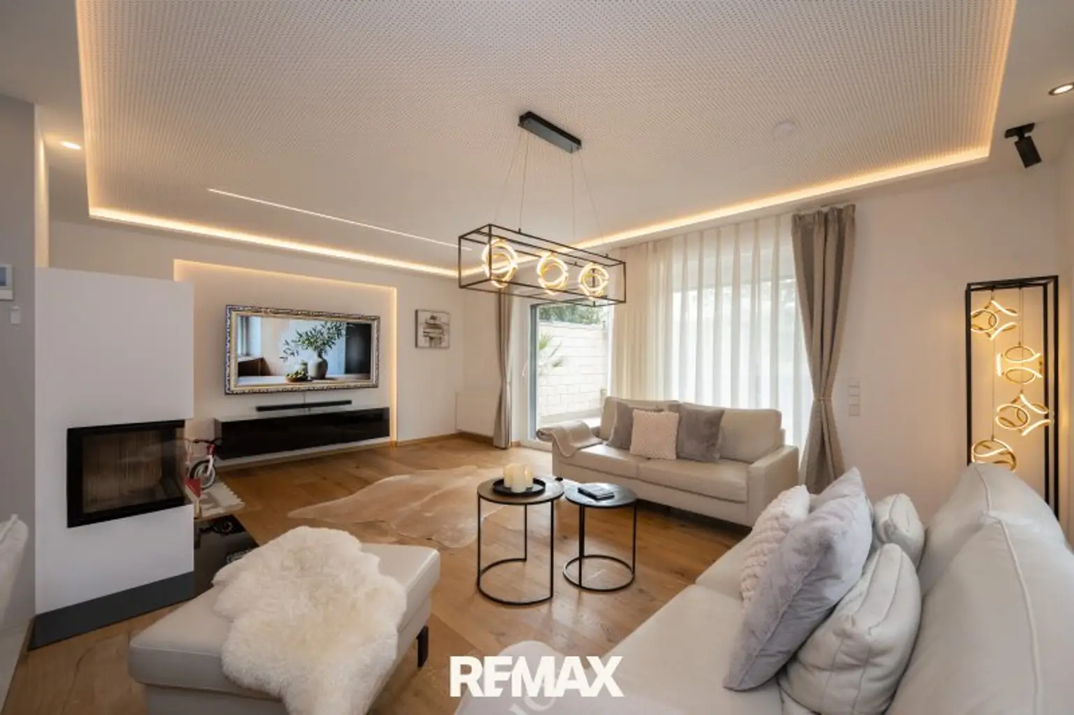 Wohnbereich mit Ausgang zur Terrasse (EG)