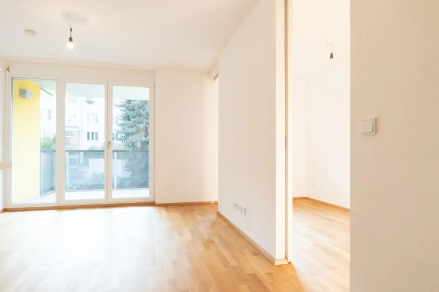 ZUM VERKAUFEN! Attraktive Kapitalanlage: Vermietete charmante Kleinwohnung mit großzügigem Balkon und Tiefgaragenstellplatz! Nähe U6 Spitz!