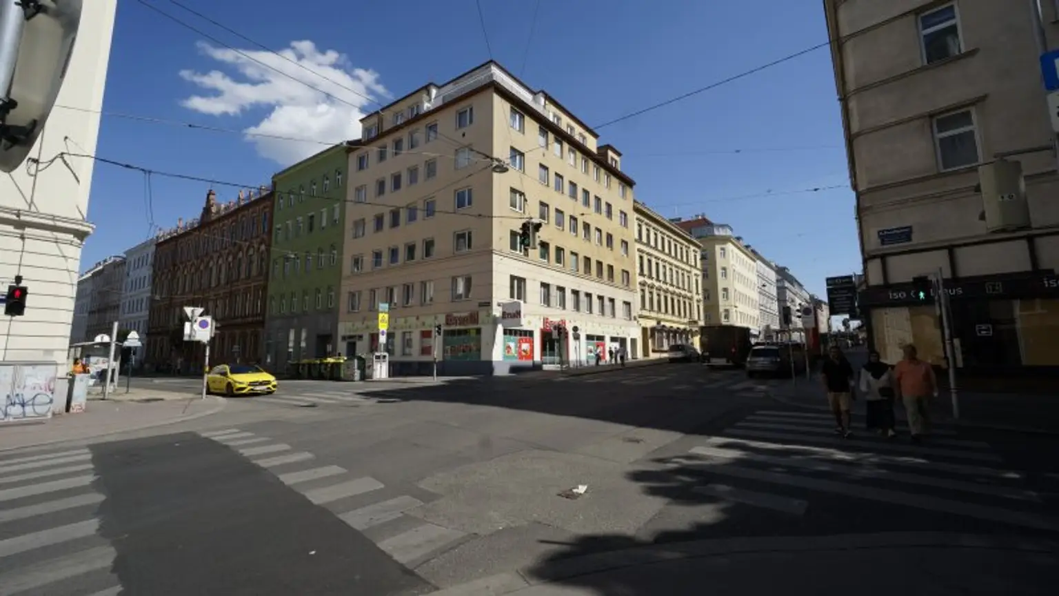 unbefristet vermietete 2 Zimmer + Kabinett Wohnung im fünften Liftstock im Eckhaus