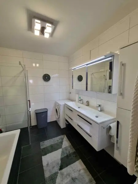 Traumhafte und neuwertige 3 Zi Gartenwohnung mit 220m² Eigengarten und Massiv-Pool in Waidmannsdorf mit Tiefgarage