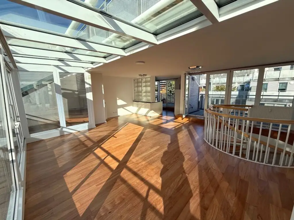 Erfüllen Sie sich ihren DG-Traum - 1 Gartenterrasse mit ca. 100 m² + 5 zusätzliche Terrassen mit gesamt ca. 50 m² + 1 Garagenplatz im Eigentum