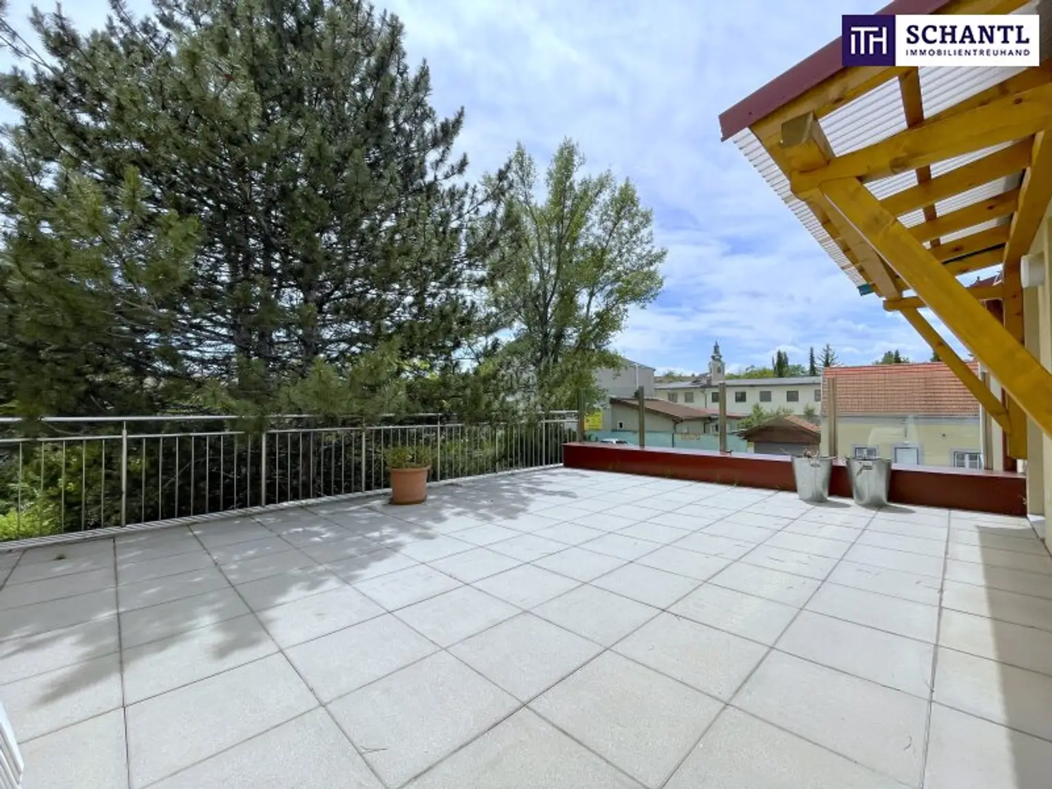 Großzügig. Hell. Ungestört. Penthouse-Feeling mit riesigen Fensterfronten und 40 m² großer Terrasse im Zentrum von Unterwaltersdorf!