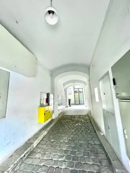 INNENSTÄDTISCHE - 3-Zimmer WOHNUNG -RENOVIERUNGSBEDÜRFTIG- mit sehr viel Potenzial - in Top Lage Wiens beim NASCHMARKT - Nähe KARLSPLATZ!