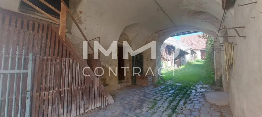 WOHN-UND GESCHÄFTSHAUS AUS DEM 16. JAHRHUNDERT IM HERZEN VON LANGENLOIS 
100 m Kellerröhre, Nebengebäude, Innenhof, Geschäftslokale, usw.