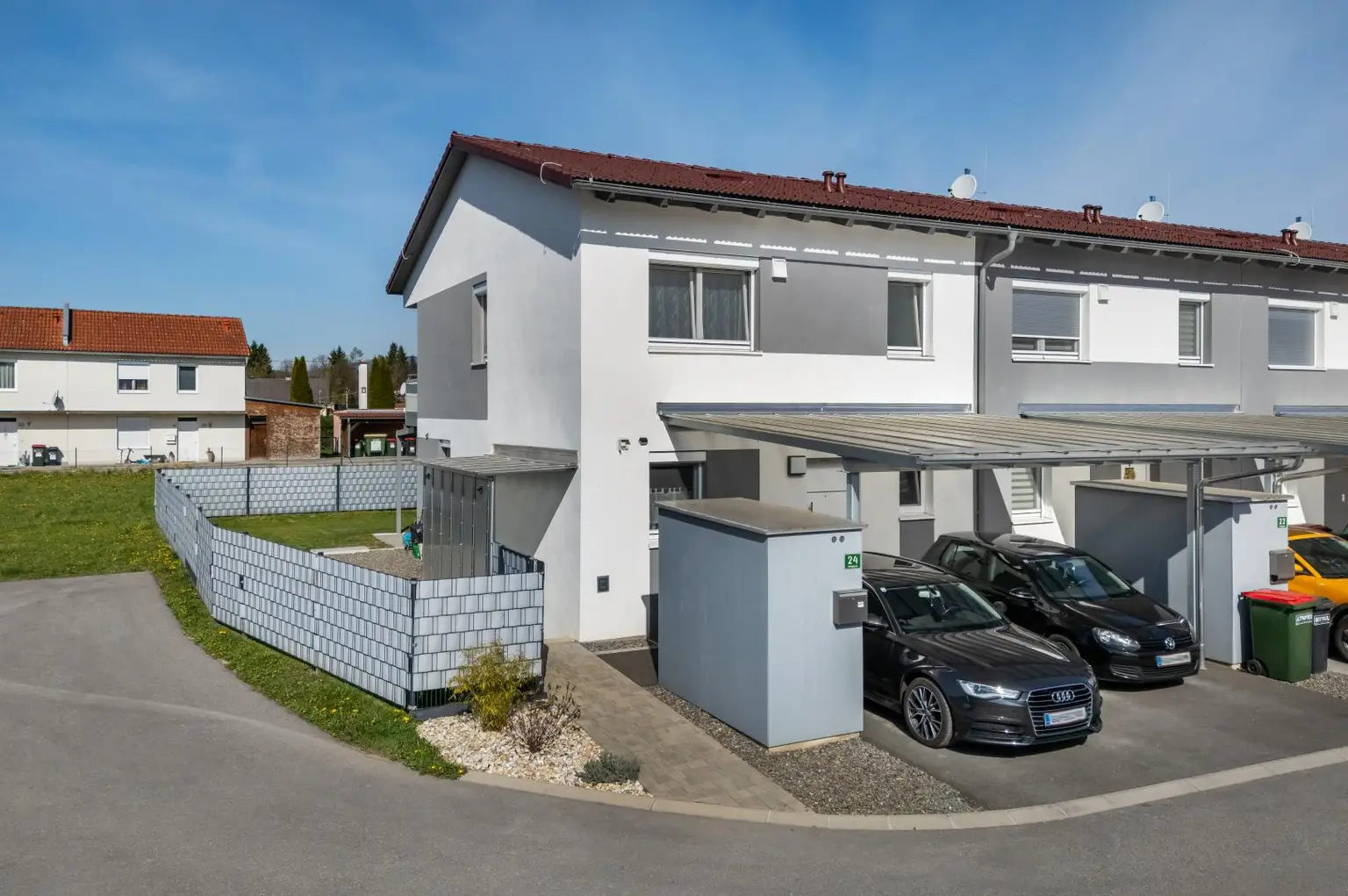 Vorderansicht mit Doppelcarport