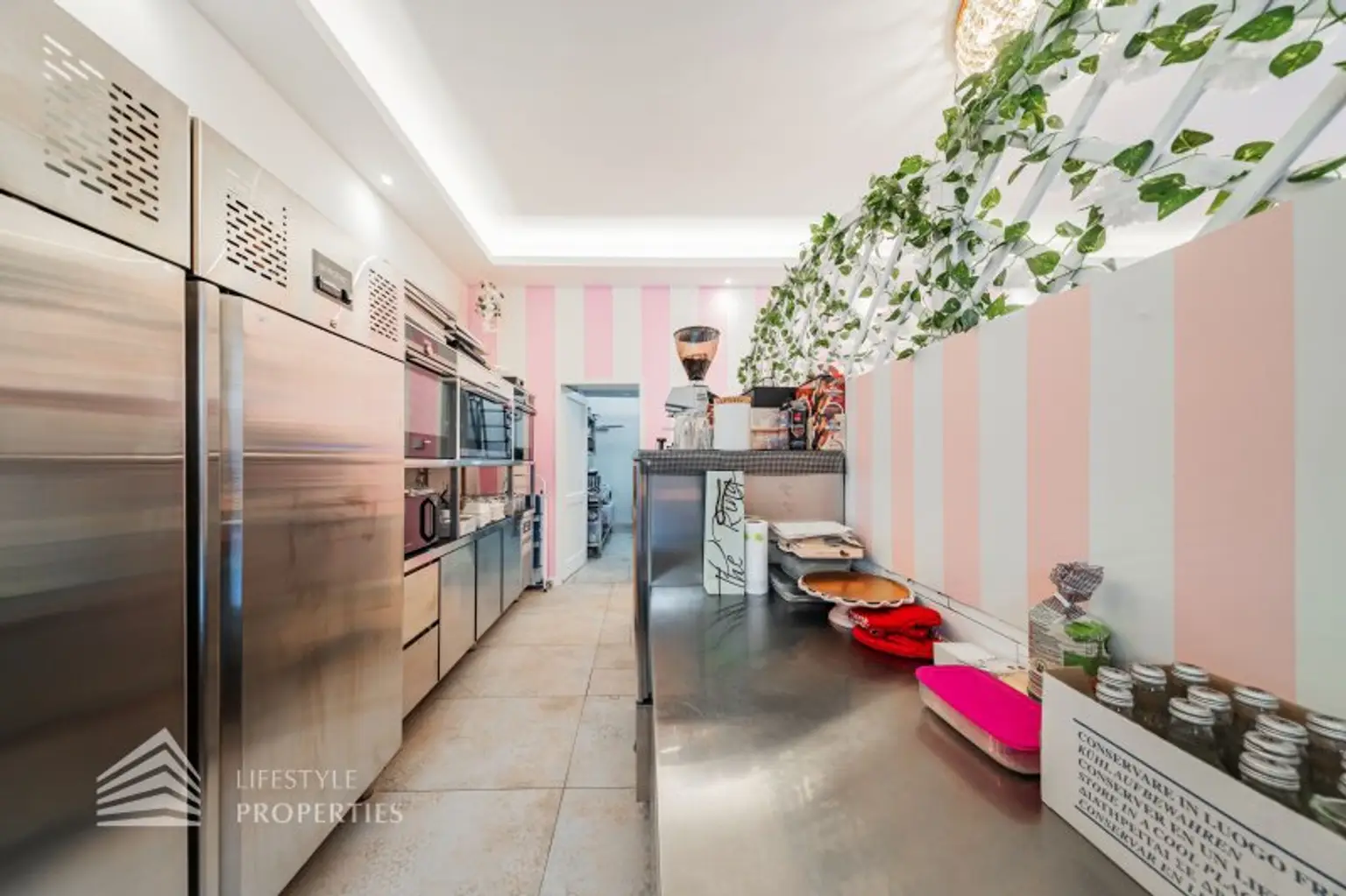 Voll ausgestattetes Café-Konditorei-Lokal – französischer Charme & betriebsbereit in lebendiger Lage