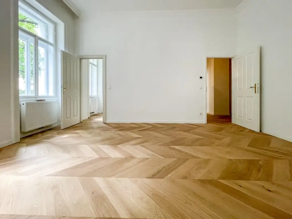 GENERALSANIERTE ALTBAUWOHNUNG: komplett hofseitige 2-Zimmerwohnung