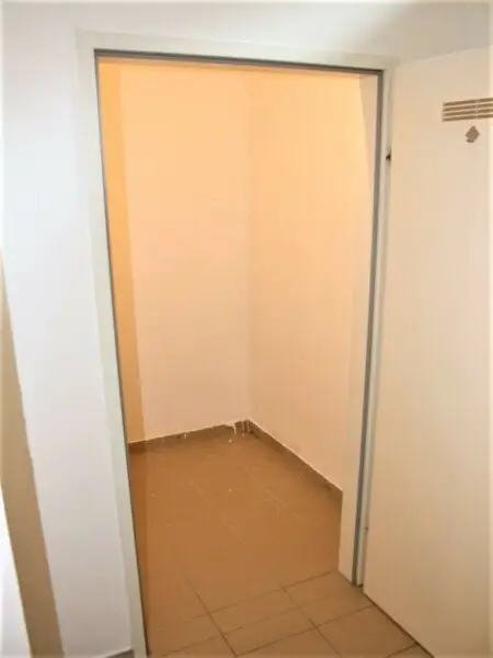 HOLBEINGASSE, 68 m2 Altbau, Wohnküche, 2 Zimmer, WG-geeignet, Komplettküche, Wannenbad, Parketten, 4. Liftstock