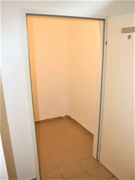 HOLBEINGASSE, 68 m2 Altbau, Wohnküche, 2 Zimmer, WG-geeignet, Komplettküche, Wannenbad, Parketten, 4. Liftstock