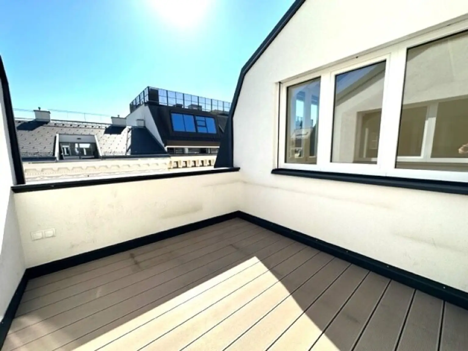 BÖRSE-NÄHE, klimatisiertes 98 m2 Dachgeschoss mit 9 m2 Terrasse, 3 Zimmer, Extraküche, 2 Bäder, Gonzagagasse