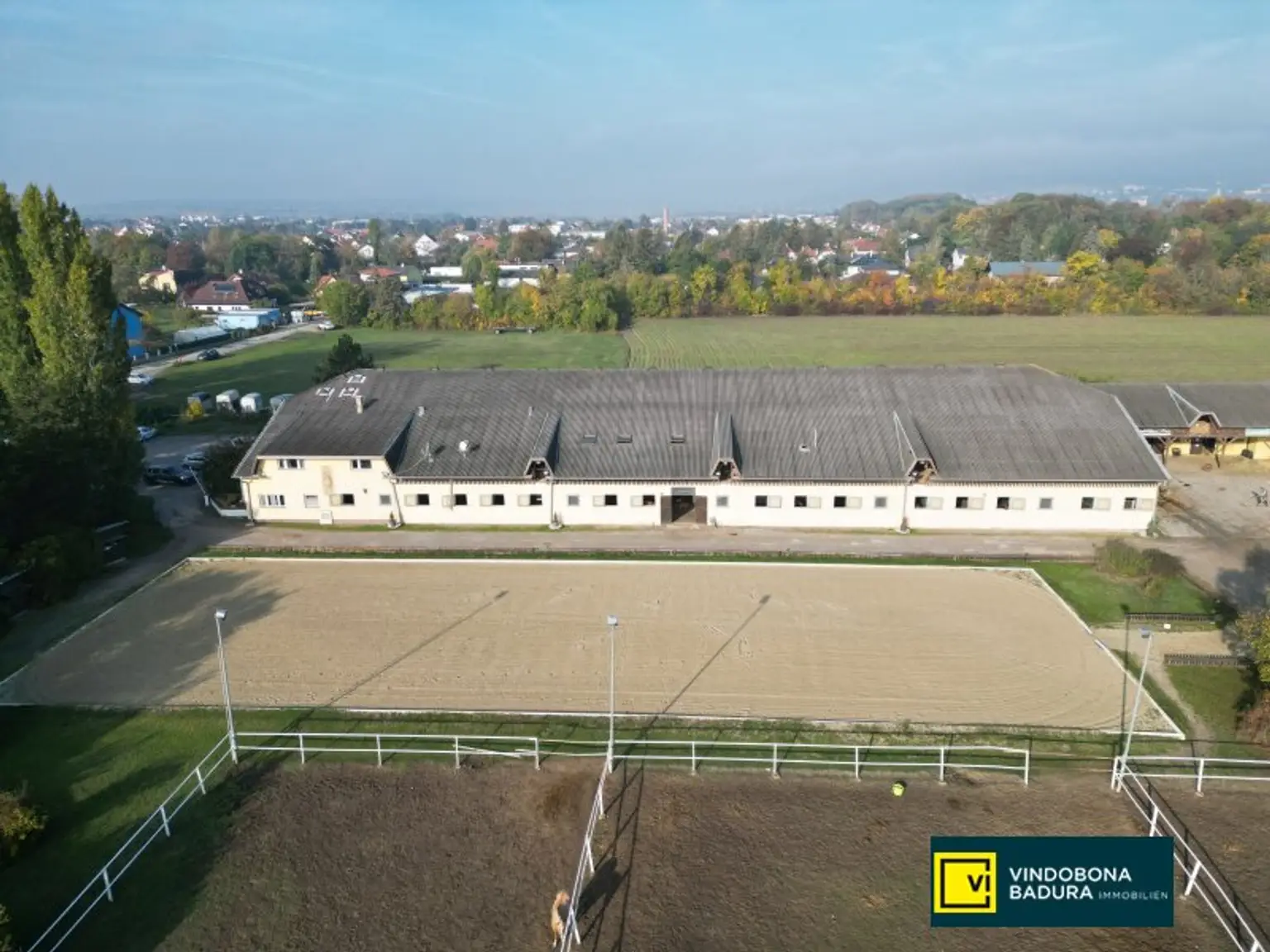 Exklusive Reitsportanlage vor den Toren Wiens – 145 Boxen | Reithallen | Reitplätze | Koppeln | Villa & Personalwohnungen