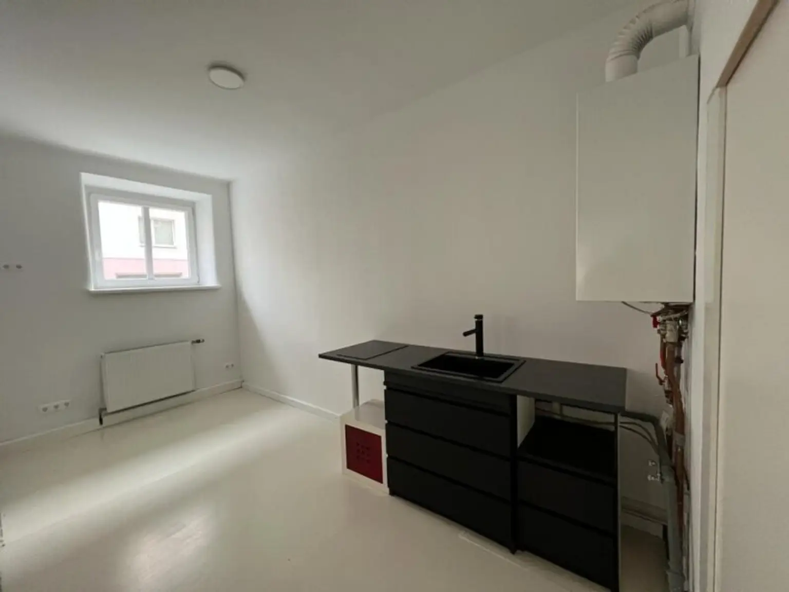 Mitten im wirtschaftlichen Herzen von Simmering nahe U3 Enkplatz: 6 Zimmer (inkl. Büro) mit sehr guter Rendite!