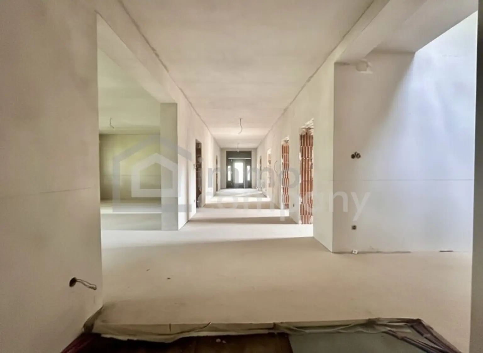 Luxuriöse Villa in Hamuliakovo: 600m², 14 Zimmer, Erstbezug mit Stadt- und Grünblick!