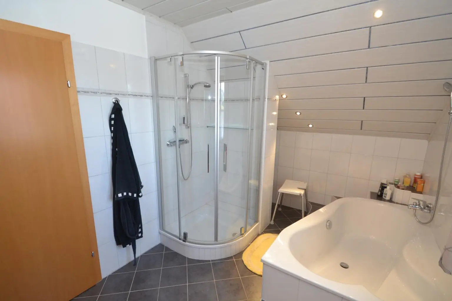 Badewanne und Dusche